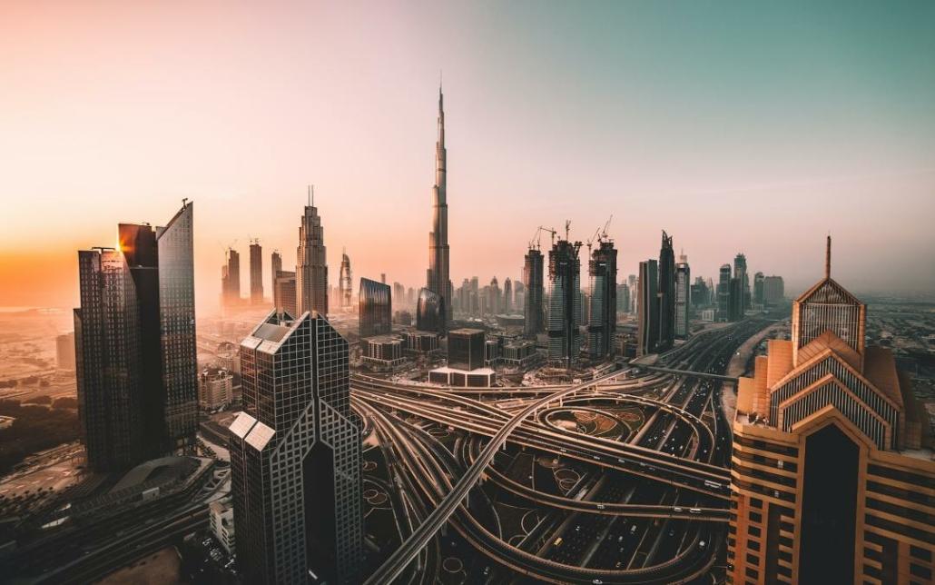 Instituut voor Zakelijke Mediation - Futuristische stad vanuit de lucht